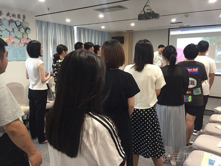 说话容易紧张口吃怎么办,说话一紧张就想哭怎么解决