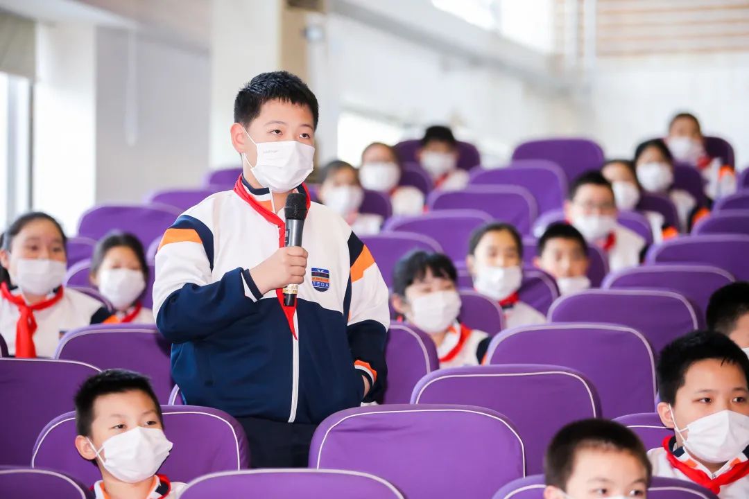 建*党**百年进课堂|王楠“冠军讲堂”在泰达二小开讲
