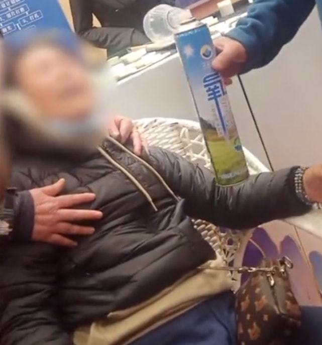 老年游客没买玉石被导游骂到浑身发抖？低价团该停止了