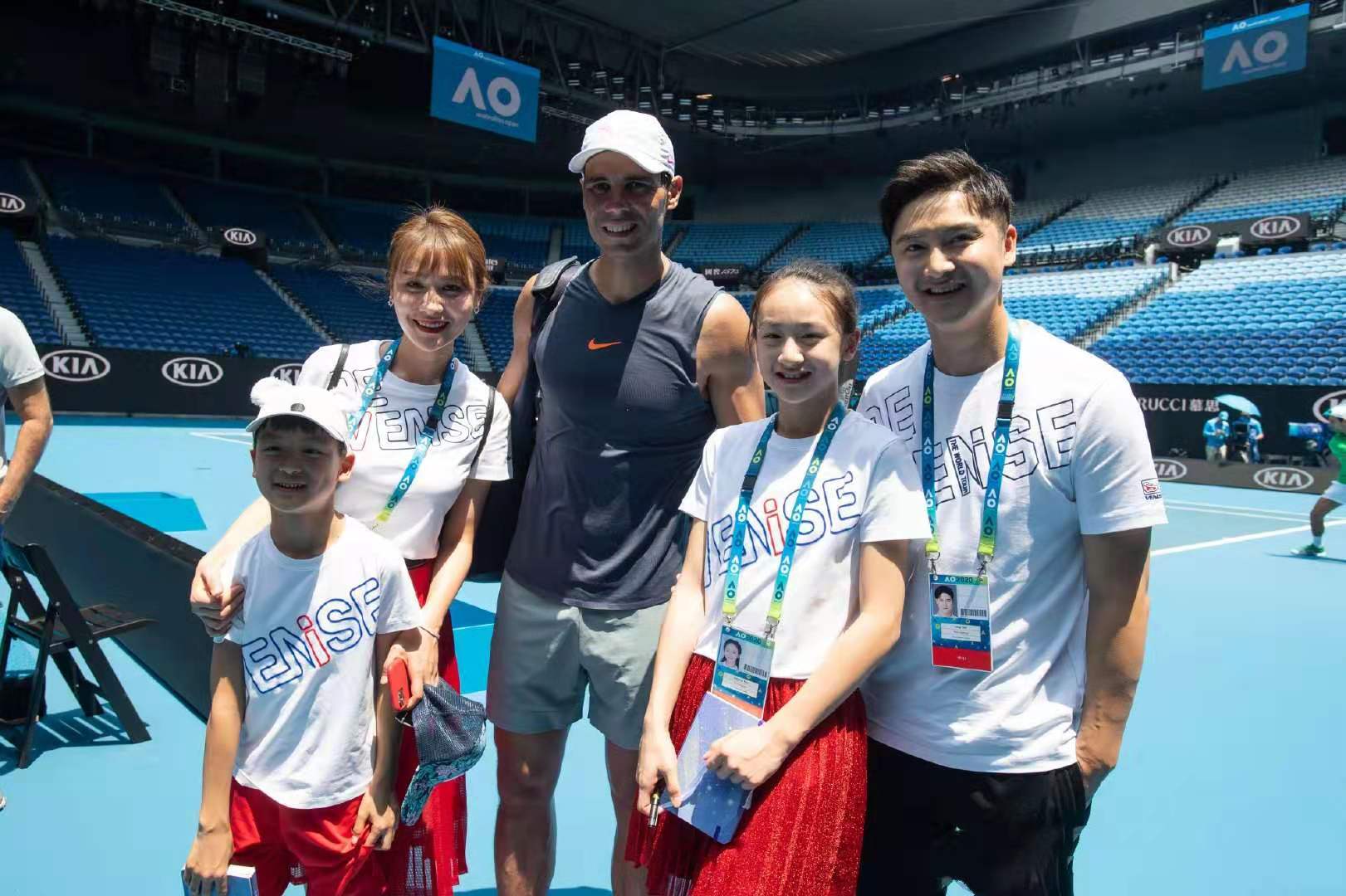 田亮罕见晒女儿短裙照,田亮女儿棒球