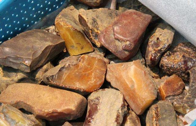 琥珀宝石哪种最好,最轻宝石琥珀图片