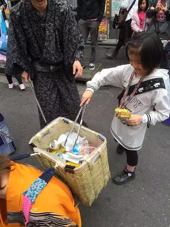 日本街头惊现捡垃圾天团，又酷又中二，网友：我也就看了十几遍吧