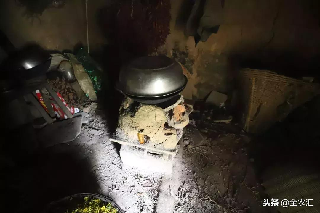 「善行day6」85岁老人仍在劳作寒冷冬日需要温暖