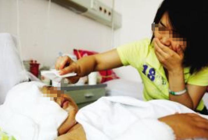 宝宝不小心吞了一根烟头,宝宝不小心吞了他爸爸的烟头