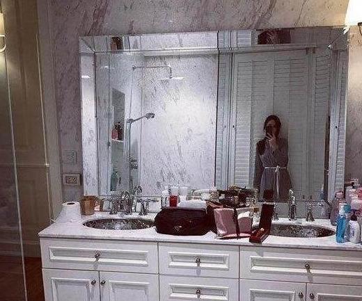 参观人妖皇后宝儿的家，金色浮雕镜子前还有蜡烛，这设计第一次见