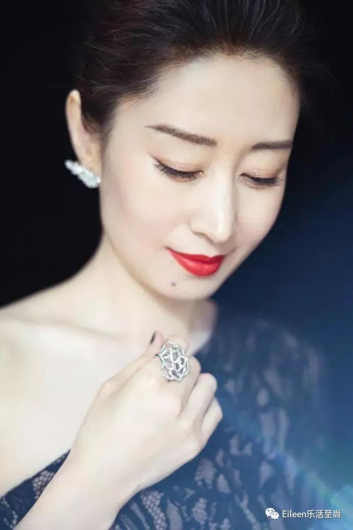 休夫复出，44岁爆红，宝藏姐姐中年叛逆记