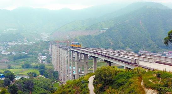 铺路也不用人了，车辆机器自动工作，攀大高速已试验无人施工技术