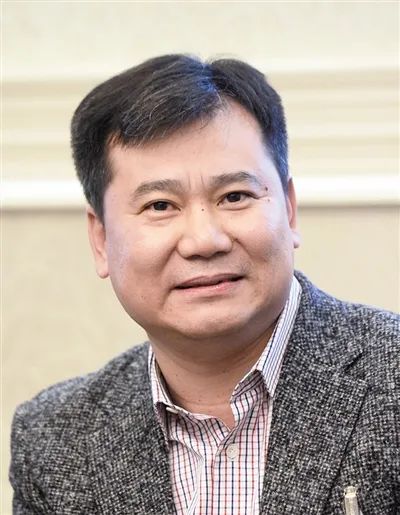 张近东比黄光裕多奋斗了11年，苏宁竟变得如此羸弱