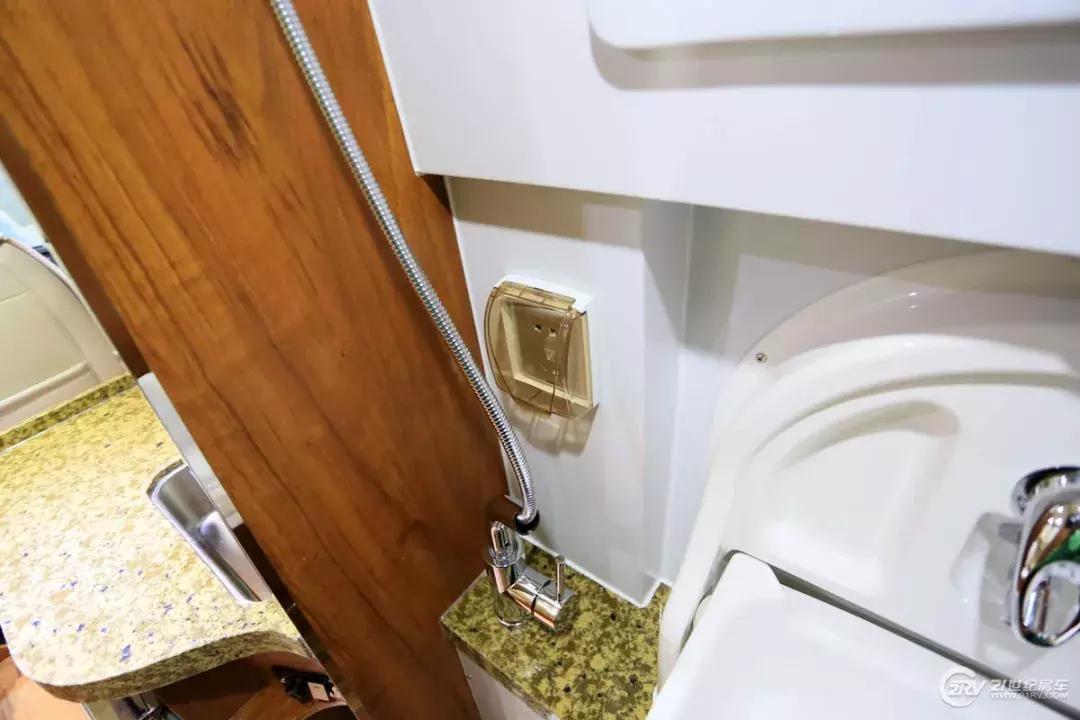 可住4人b型房车,最合理的b型房车布局4座