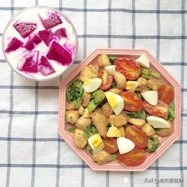 减脂增肌期每天摄入多少热量合适,增肌减脂期间碳水和蛋白质摄入量