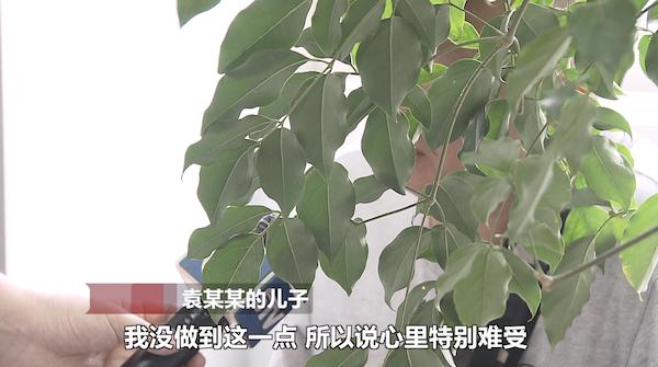 辛酸老人老年生活的视频,心酸68岁残疾老人