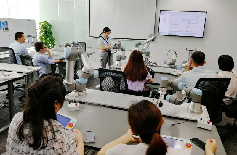 工业机器人智能编程,优傲协作式智能机器人