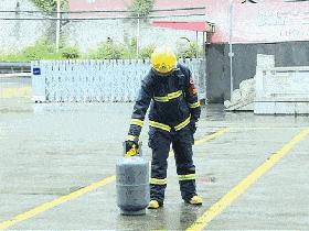 做饭液化气爆炸怎么办,做饭途中煤气罐冒火怎么回事