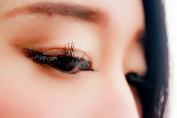 眼皮一直抽搐跳动什么原因,老人眼皮不受控制跳动