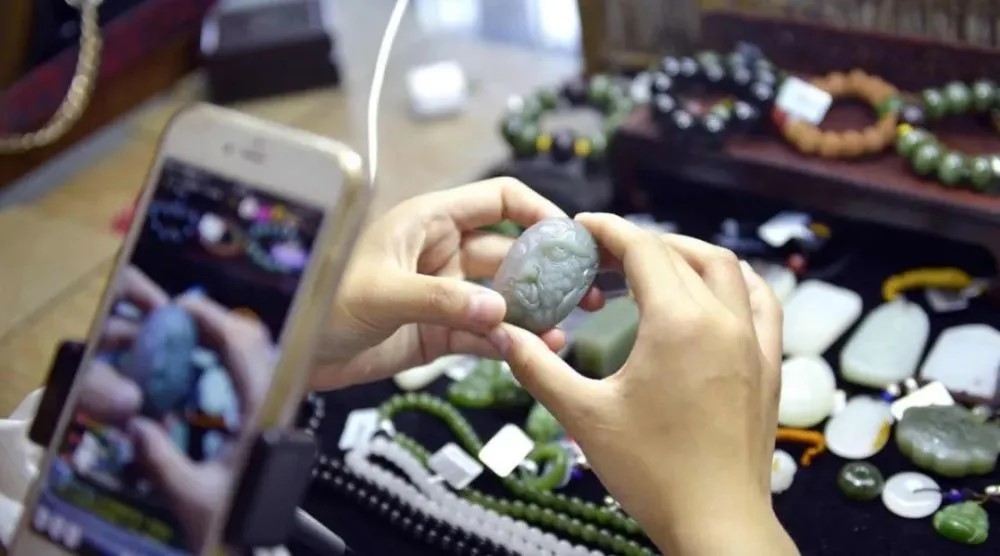 文玩直播间现场直播卖货捡漏,标价288万文玩以288元成交