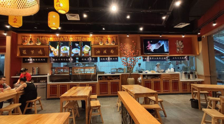 血赔400万后，他靠卖小吃翻盘，170平店日营收近4万