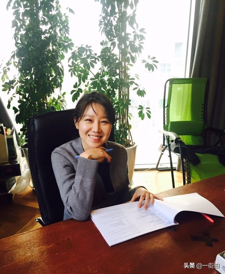 闫妮穿红色连衣裙,闫妮的碎花裙