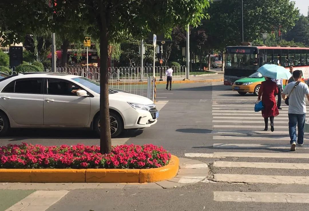 右转红灯交警让走,交警提示红灯时能不能直接右转