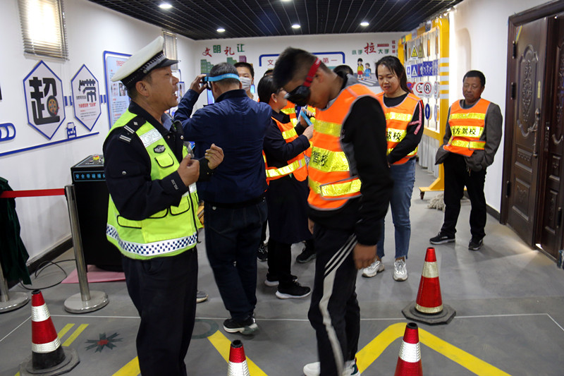 我为群众办实事丨民勤公安交警走进东方驾校开展“醉驾入刑十周年”、“一盔一带”交通安全及防电诈宣传活动