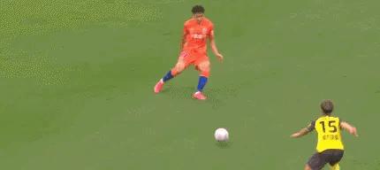 泰山队与广州队的比赛中,裁判一个“双标”判罚打脸央视解说员