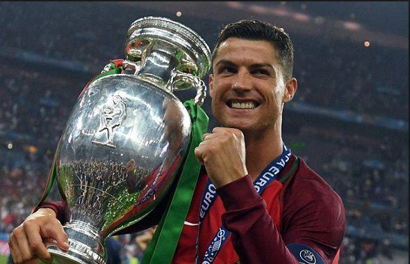 记者采访c罗问谁是最伟大的球员,c罗再次登顶10年来最伟大球员