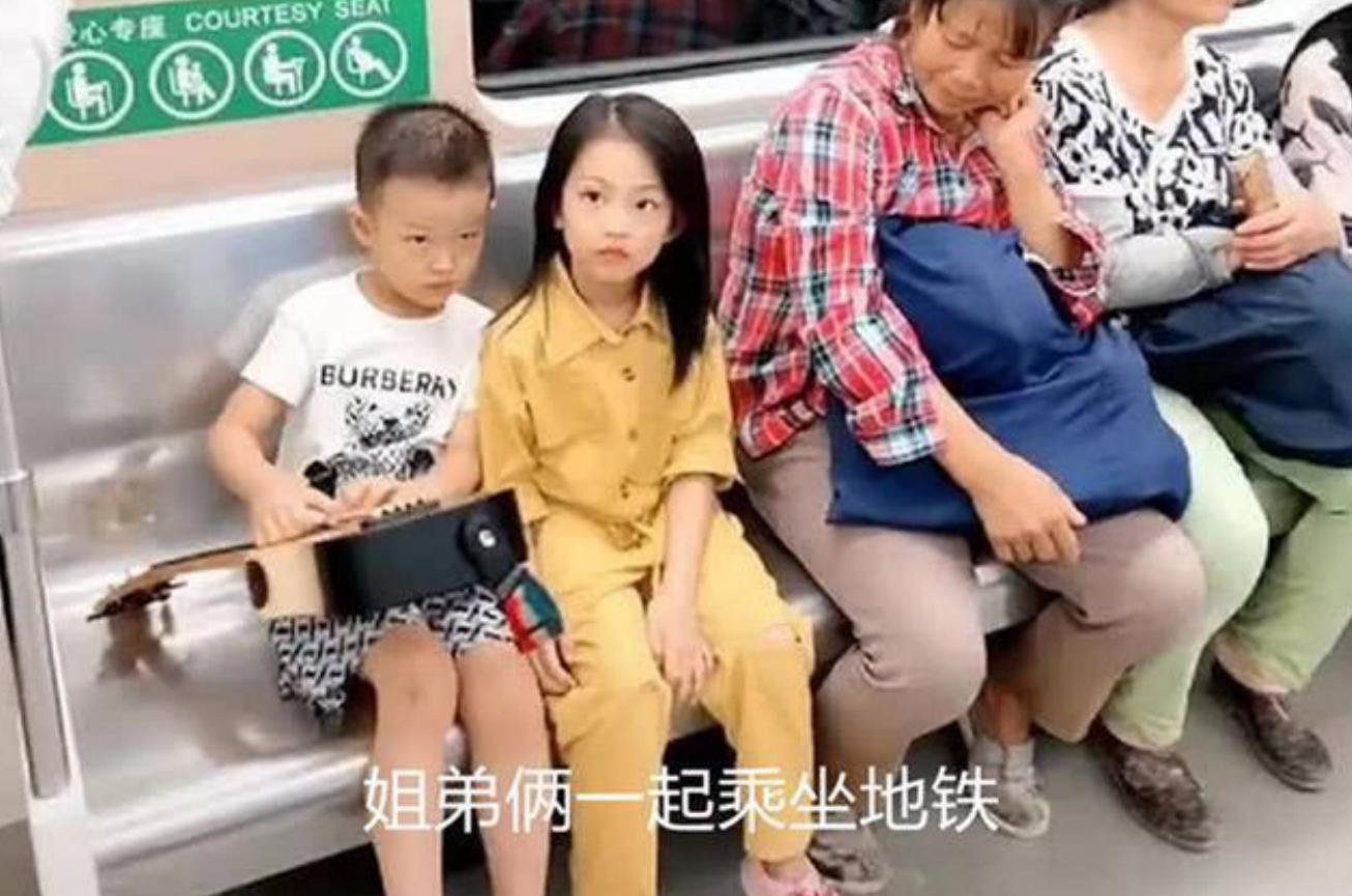 姐弟俩地铁上的“坐姿”火了，乘客纷纷夸赞：这才是真正的富养