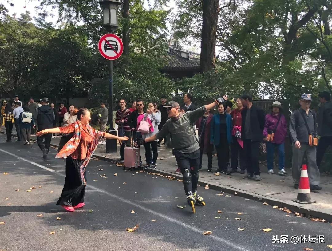 大叔脚踩轮滑在西湖边“翩翩起舞”,6得飞起