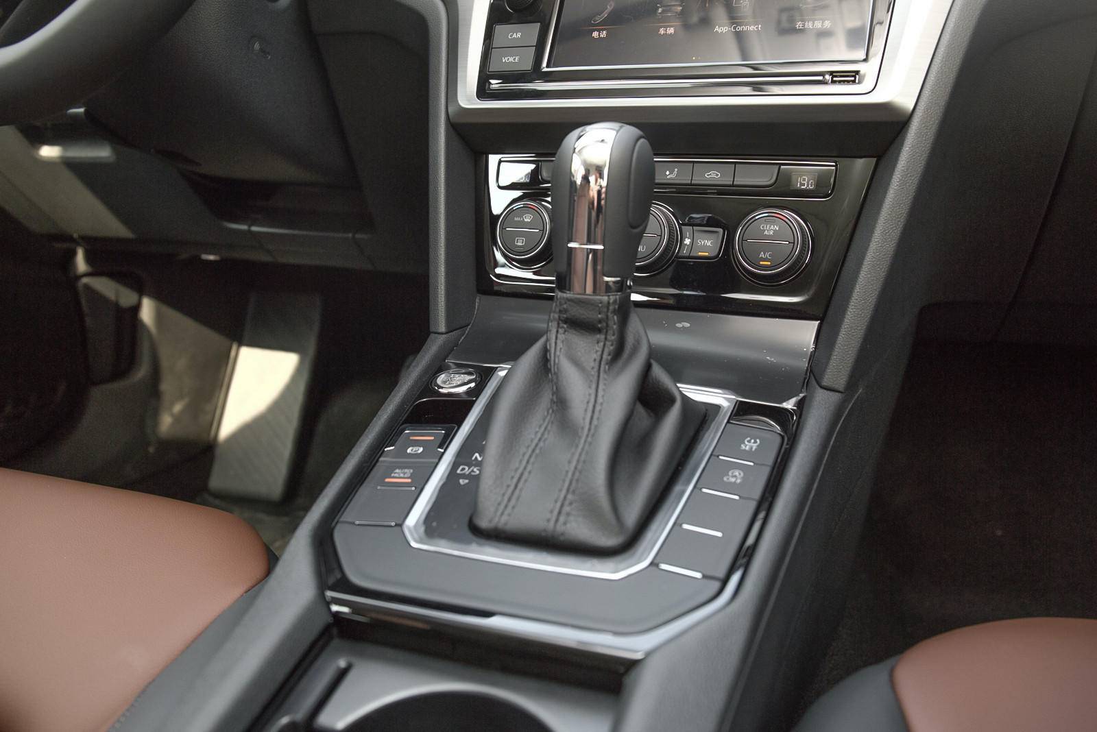 凌渡凭什么卖14万还畅销？带T油耗才5.5L，尾门竟暗示了高尔夫8