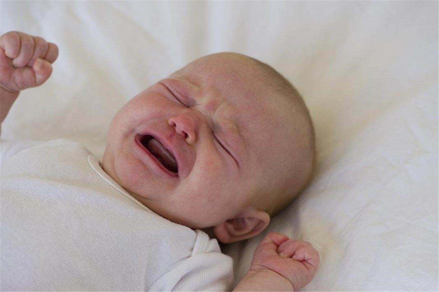 怎么知道摇晃婴儿导致智力低下,怎么知道摇晃宝宝有没有产生危害