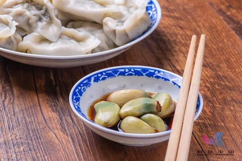 腊八蒜绿的时候能吃吗,腊八蒜要全部绿了才能吃吗