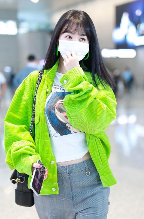 李菲儿皮草配破洞裤穿搭,李菲儿冬季穿衣搭配最新