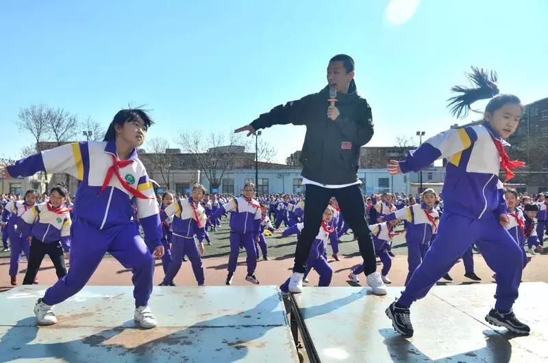 厉害啦！校长领舞，天津这所小学课间操火了！~落户天津落户联盟