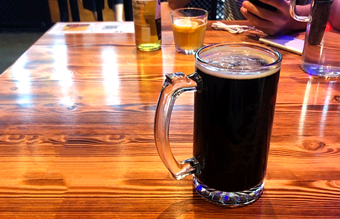 市场上啤酒是白啤还是黄啤,白啤和黑啤和普通啤酒的区别