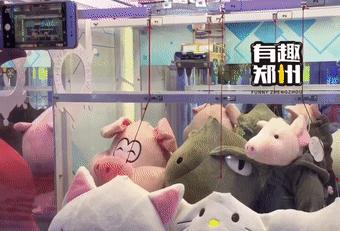 100块钱在电玩城抓娃娃,100块钱抓娃娃挑战电玩城