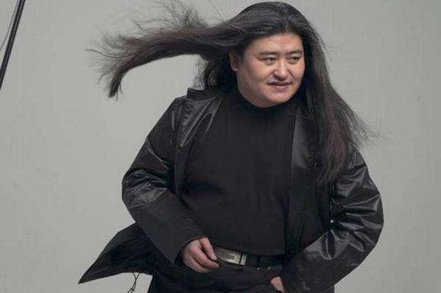 何洁晒照长裙飘飘仙气十足，粉丝贴上没修过的照片评论：注意身体