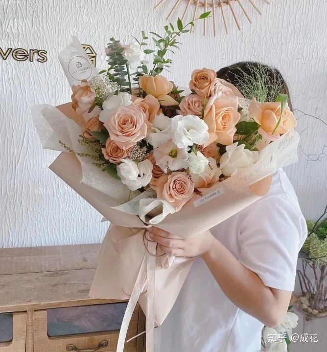 卖花包装纸选什么颜色,新手开花店怎么选择包装纸