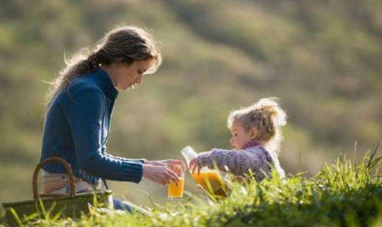 小孩不依恋爸妈好吗,孩子开始不依恋妈妈该怎么办