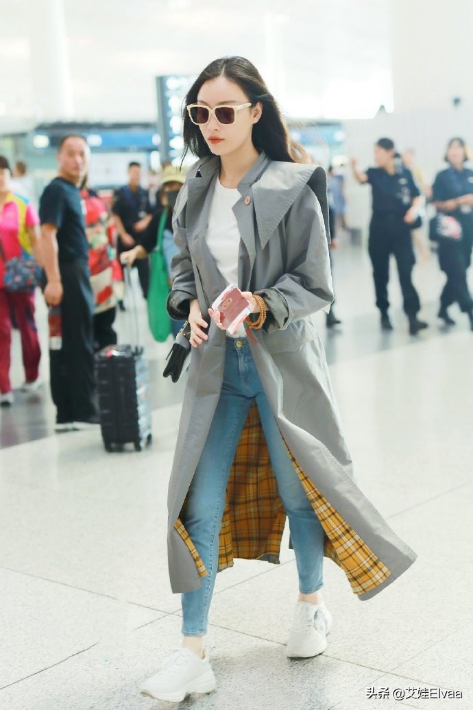 倪妮出发洛杉矶终于奢侈回，穿18999衣配7900鞋，罕见红唇太抢眼