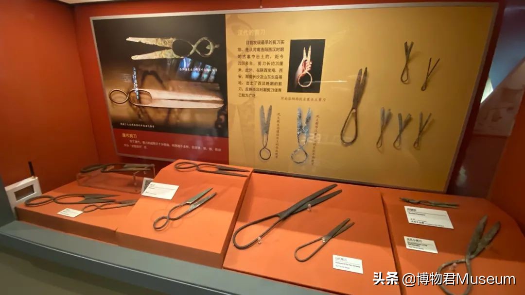 物开一刃为“刀”，两面*刃开**为“剑”，双刀相交为“剪”