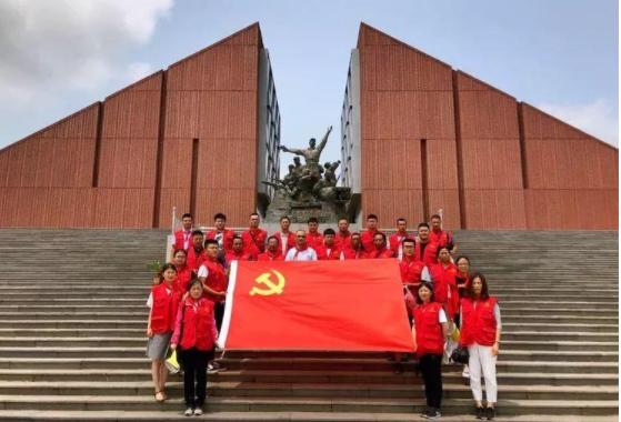 学校不让穿耐克鞋子进校,校长不让孩子穿耐克