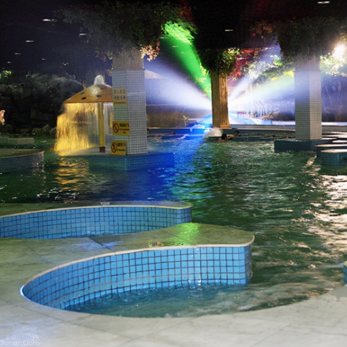 温暖天气泡温泉,冬季日式露天温泉