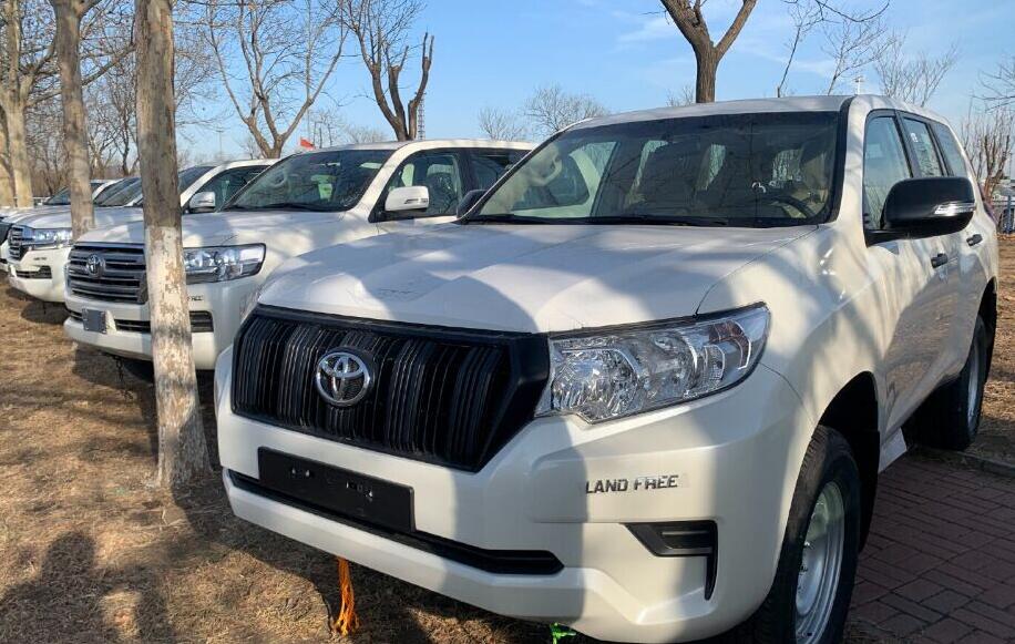 奥迪q5和丰田霸道哪个有排面,奥迪q5丰田霸道2700