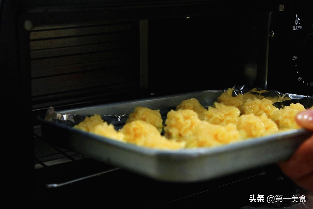 一碗面粉三个鸡蛋做糕点,一个鸡蛋半斤面粉做饼干