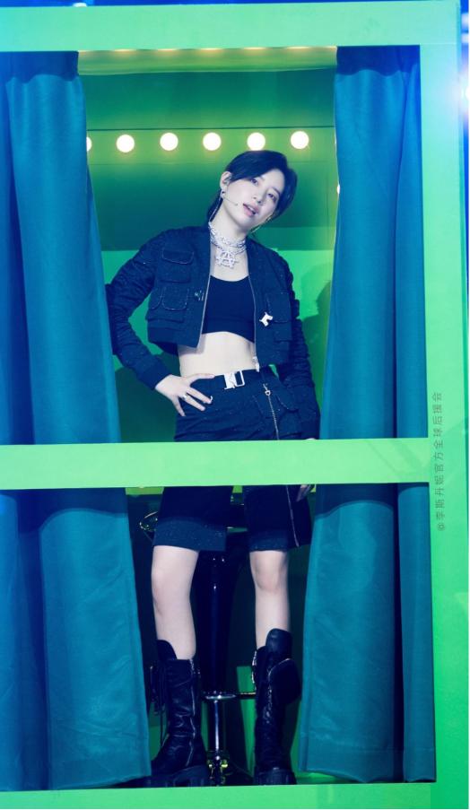 李斯丹妮的机车造型是真的辣，露腰又露腿，身材好果然敢穿