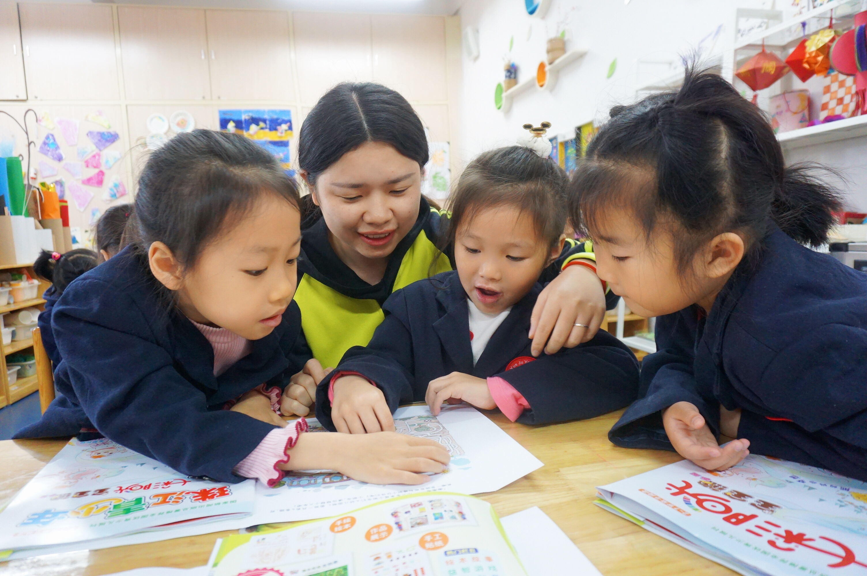 深圳侨报《七彩阳光•宝宝熊画报》正式发行，龙岗宝宝们多了一个“好伙伴”