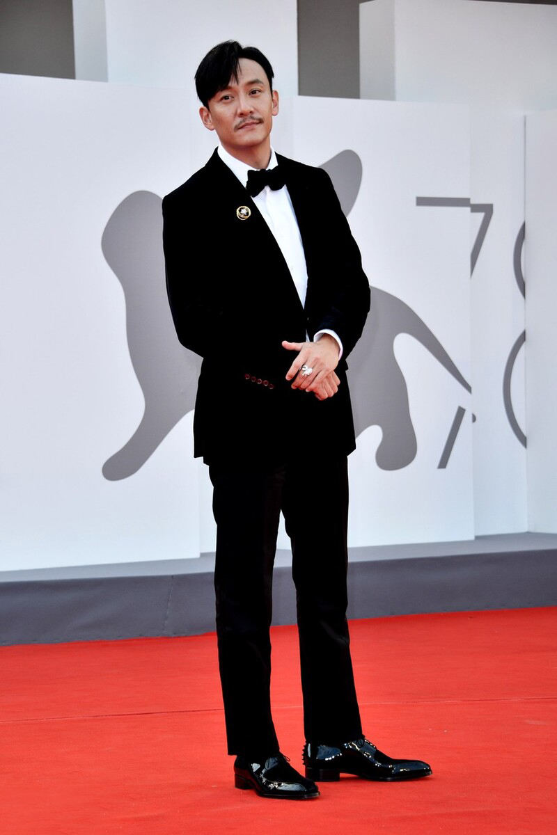 沉稳冷峻张震新写真彰显成熟魅力,张震穿西服