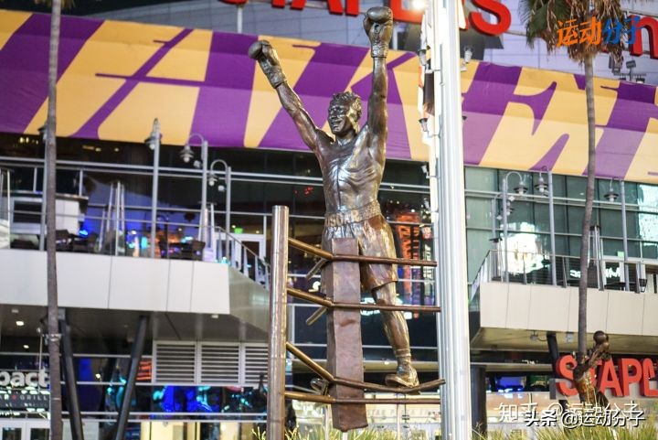 斯台普斯球馆雕像,斯台普斯中心门前的雕像