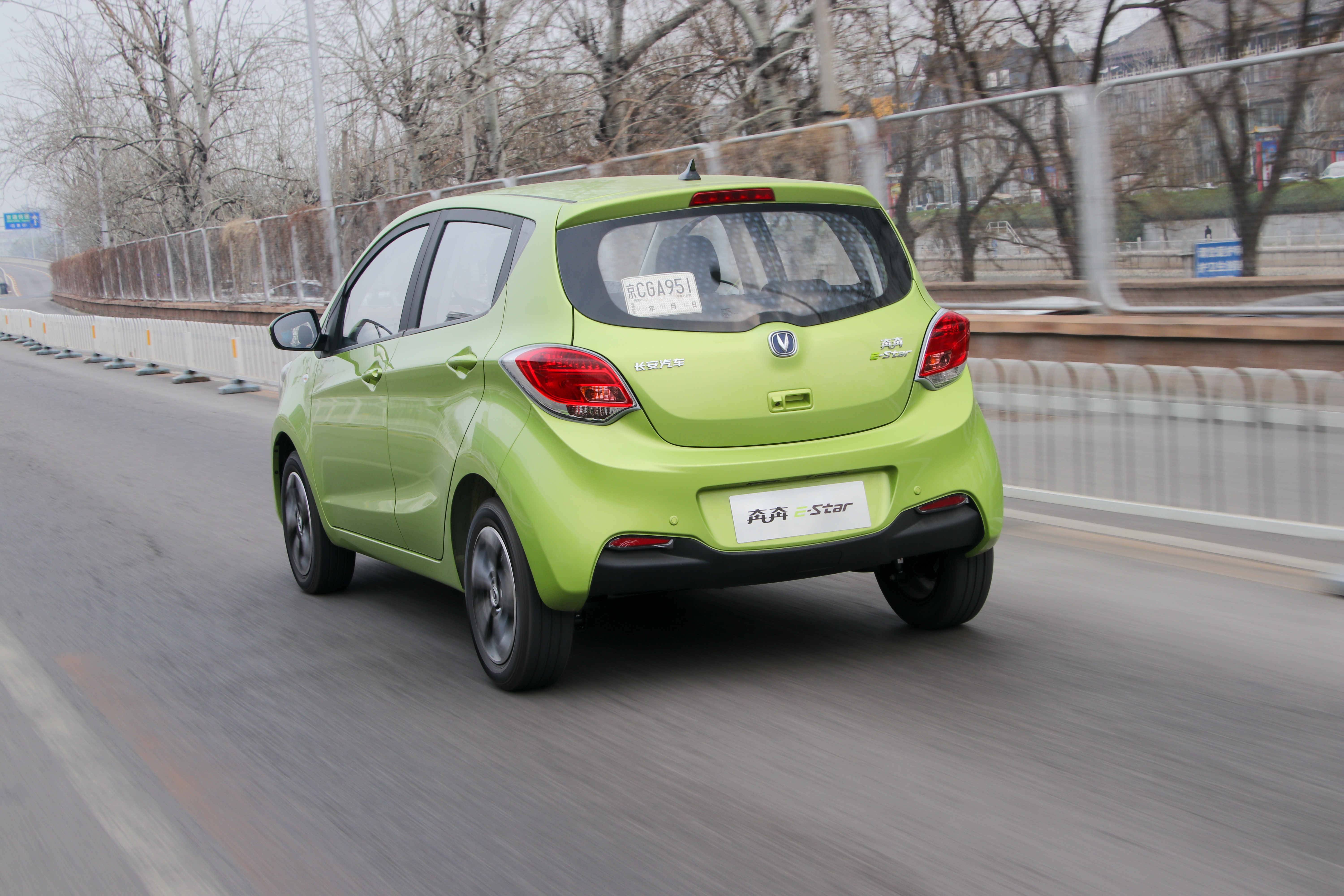 后备箱只放一只鞋,后备箱球鞋