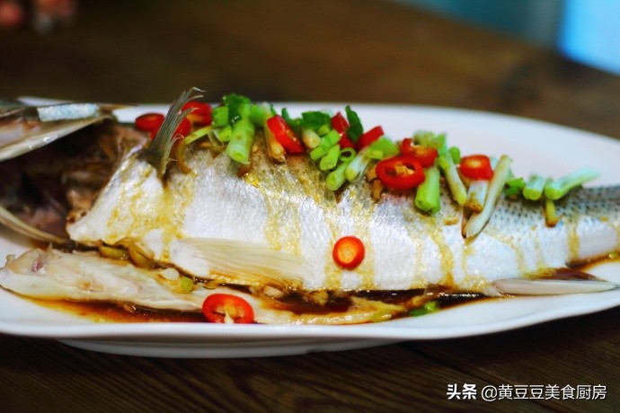 清蒸速冻鲈鱼最好吃的做法,清蒸鲈鱼好吃有诀窍