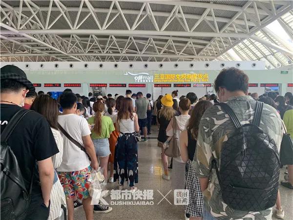 每年每人10万免税购物额度！杭州小伙去海南玩，机场免税店提货点十多个窗口排长长长队